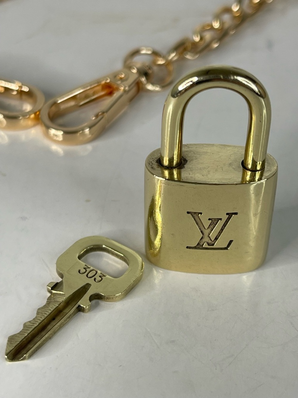 Louis Vuitton lock and Key #303 / unbranded chain included - Picture 3 of 6